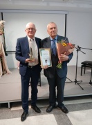Laureatą Vytautą Bagdoną sveikina LŽS ir NŽKA pirmininkas Audrys Antanaitis